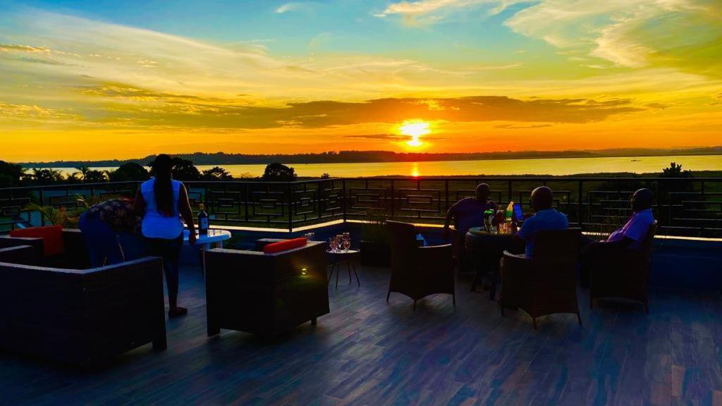 Nimaro Courts Otel Entebbe Dış mekan fotoğraf
