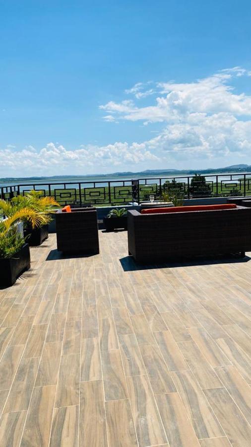Nimaro Courts Otel Entebbe Dış mekan fotoğraf