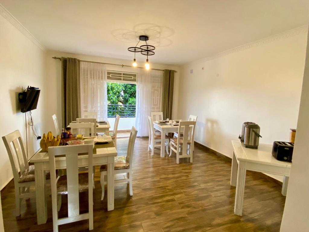 Nimaro Courts Otel Entebbe Dış mekan fotoğraf