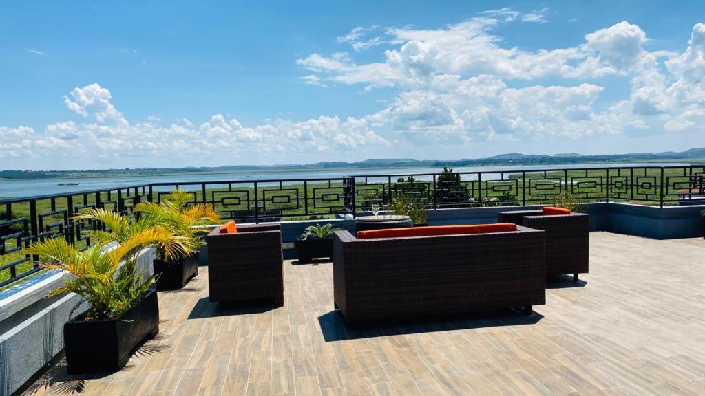 Nimaro Courts Otel Entebbe Dış mekan fotoğraf