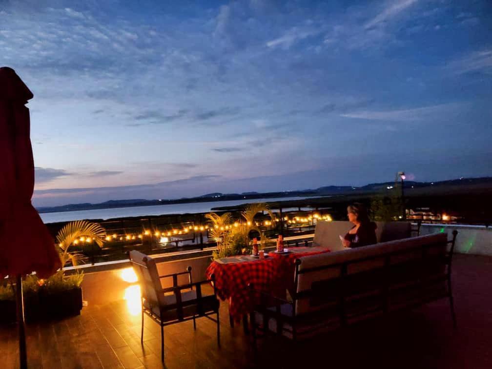 Nimaro Courts Otel Entebbe Dış mekan fotoğraf