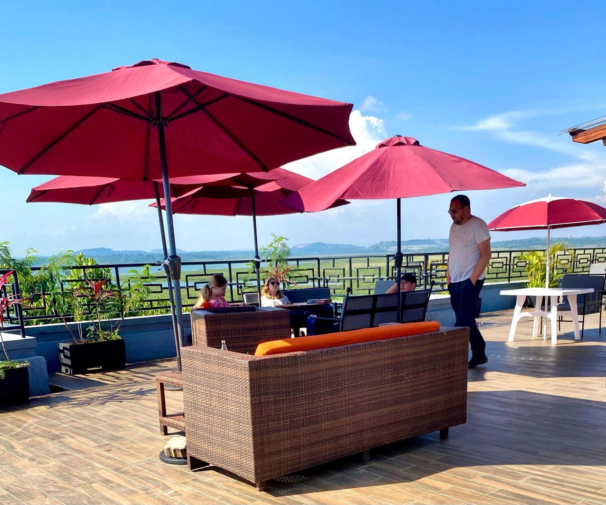 Nimaro Courts Otel Entebbe Dış mekan fotoğraf