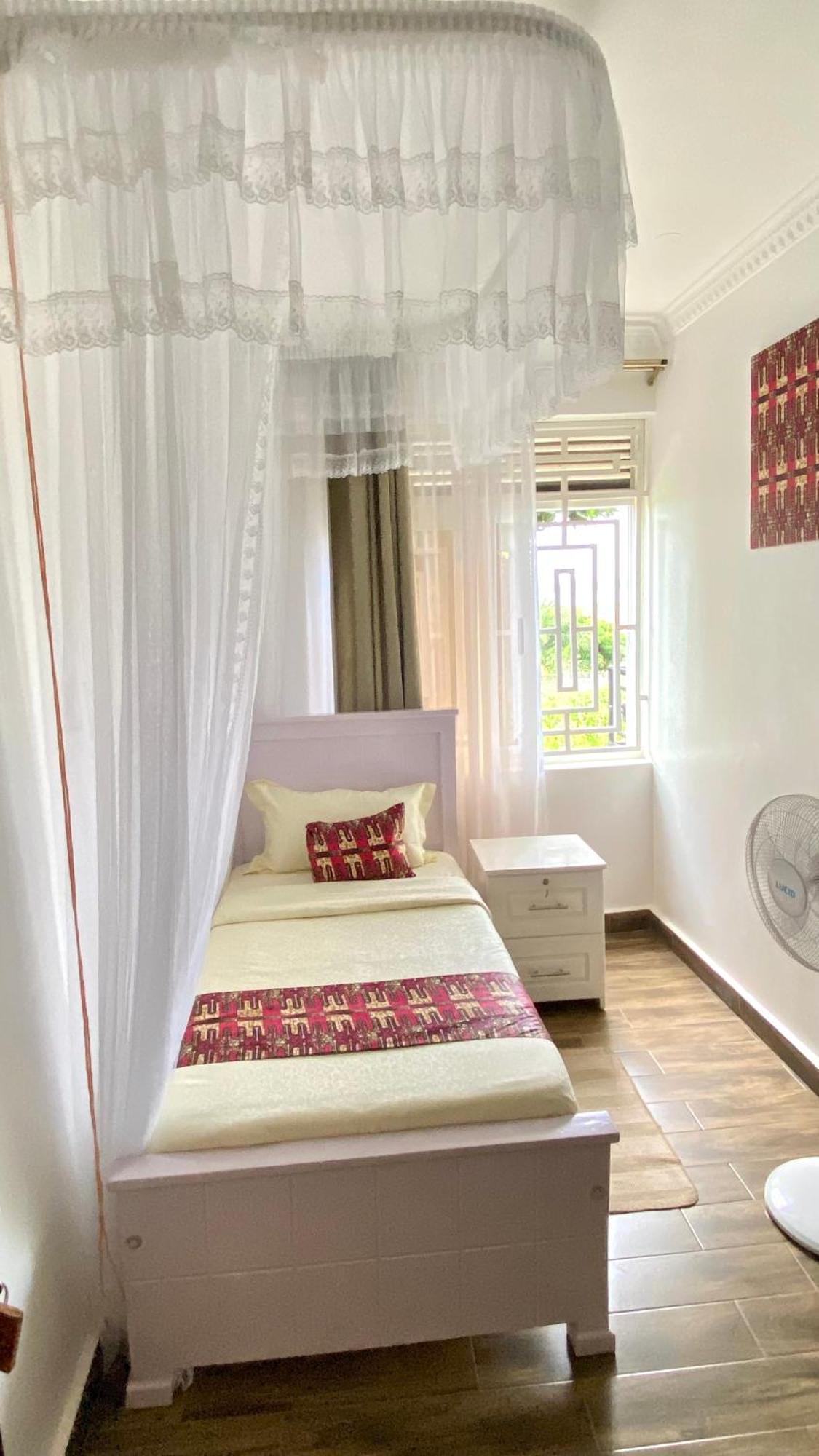 Nimaro Courts Otel Entebbe Dış mekan fotoğraf