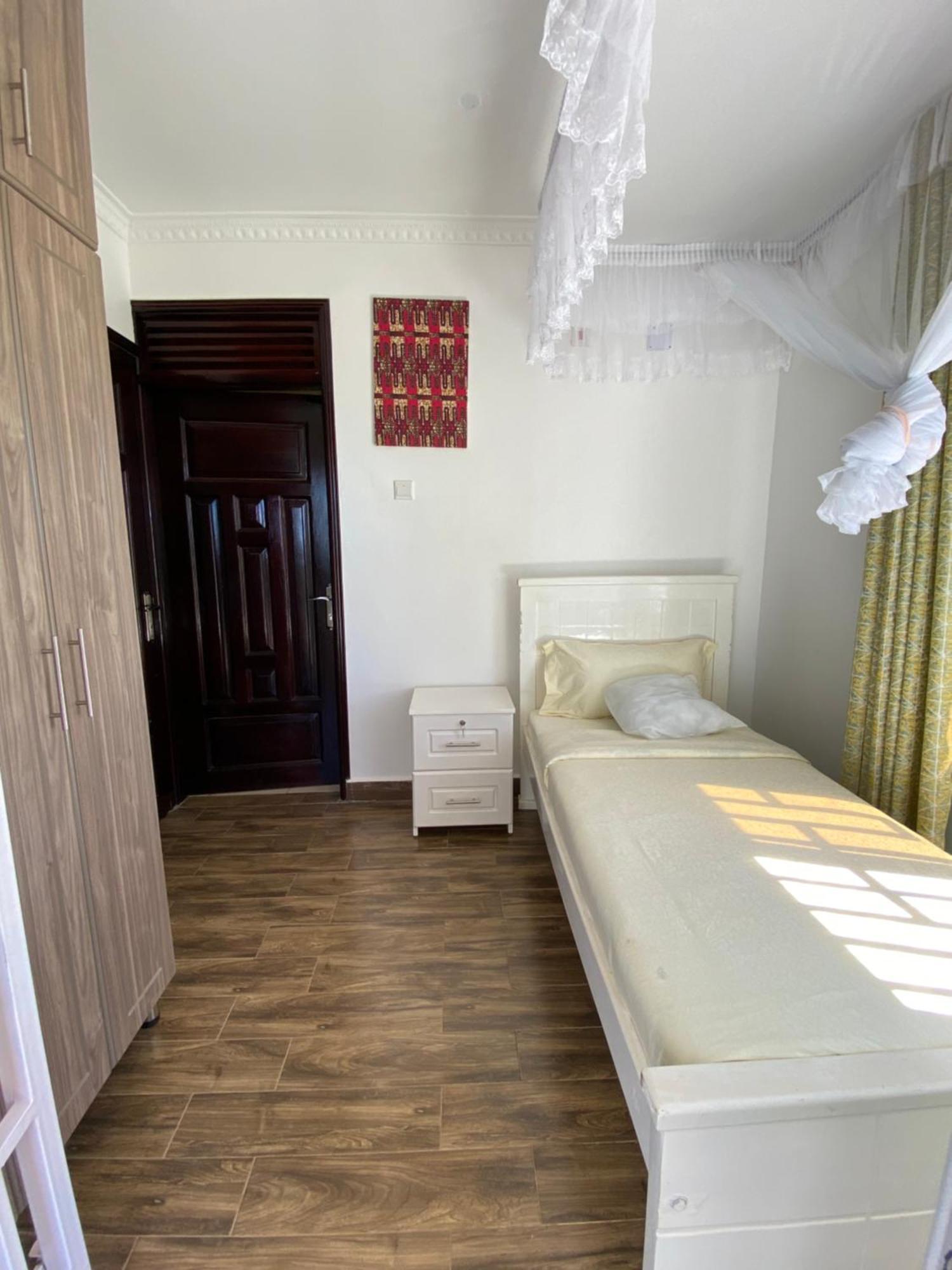 Nimaro Courts Otel Entebbe Dış mekan fotoğraf