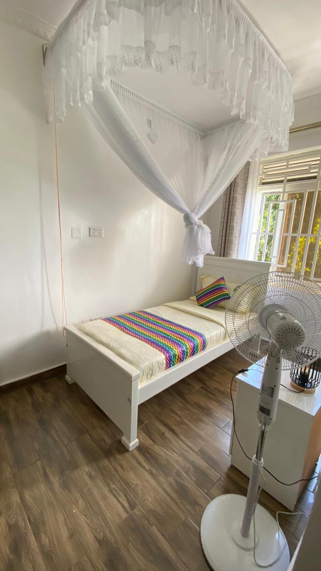 Nimaro Courts Otel Entebbe Dış mekan fotoğraf