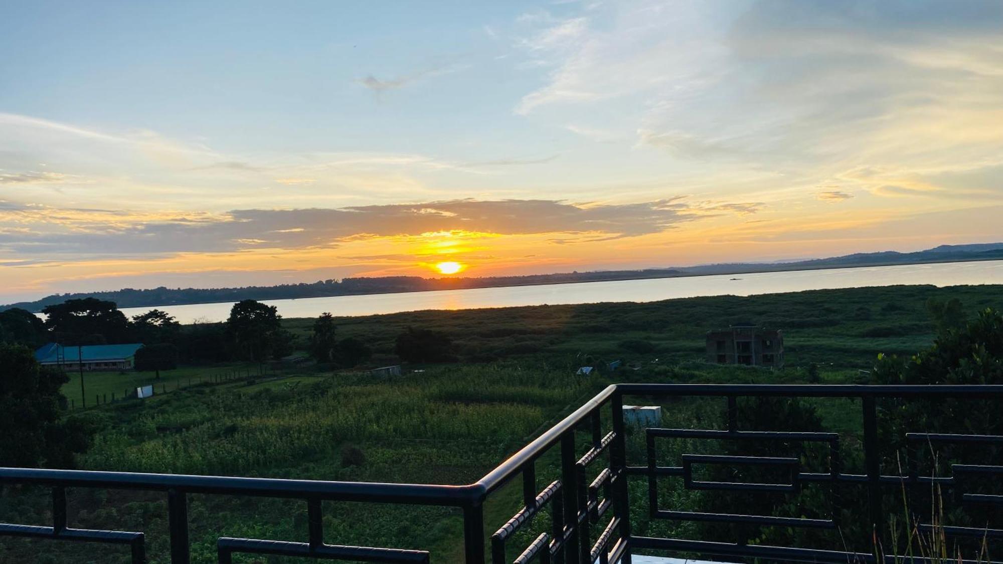 Nimaro Courts Otel Entebbe Dış mekan fotoğraf