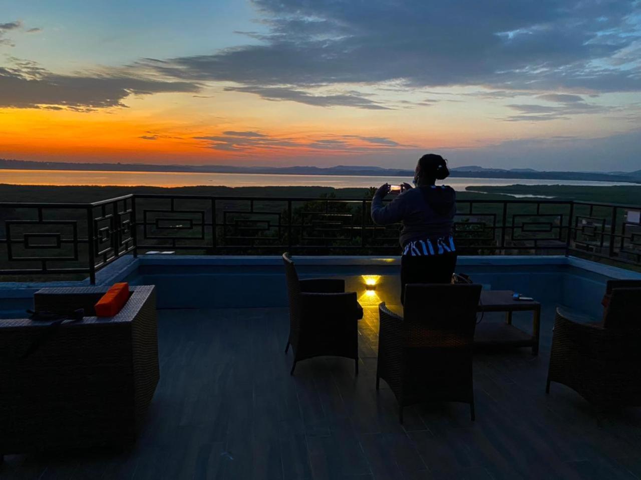 Nimaro Courts Otel Entebbe Dış mekan fotoğraf