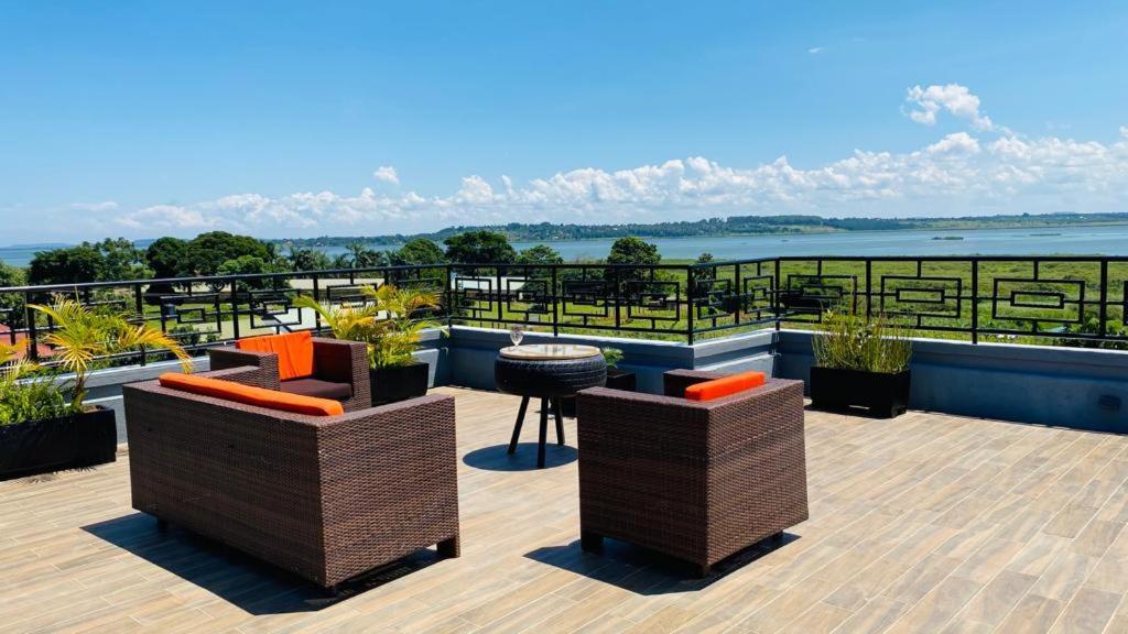 Nimaro Courts Otel Entebbe Dış mekan fotoğraf