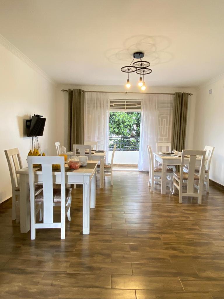 Nimaro Courts Otel Entebbe Dış mekan fotoğraf