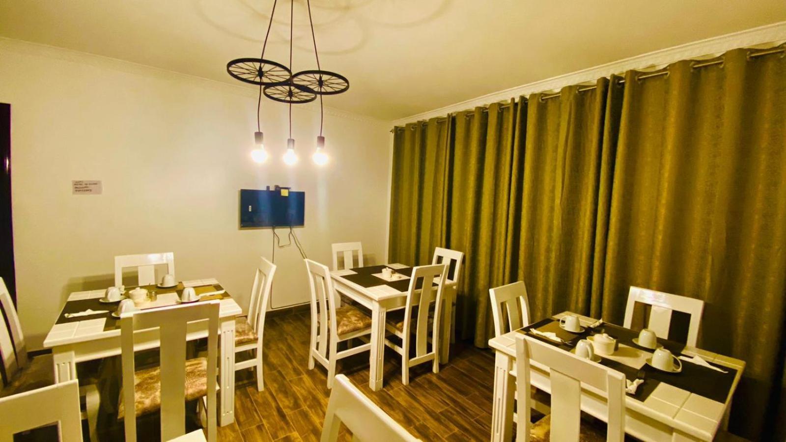 Nimaro Courts Otel Entebbe Dış mekan fotoğraf